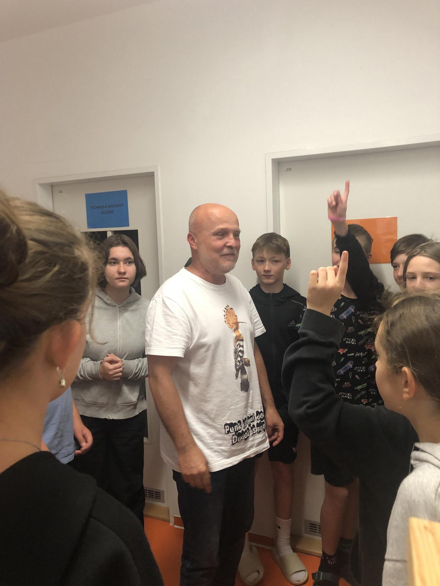 Žáci přejí panu řediteli k svátku